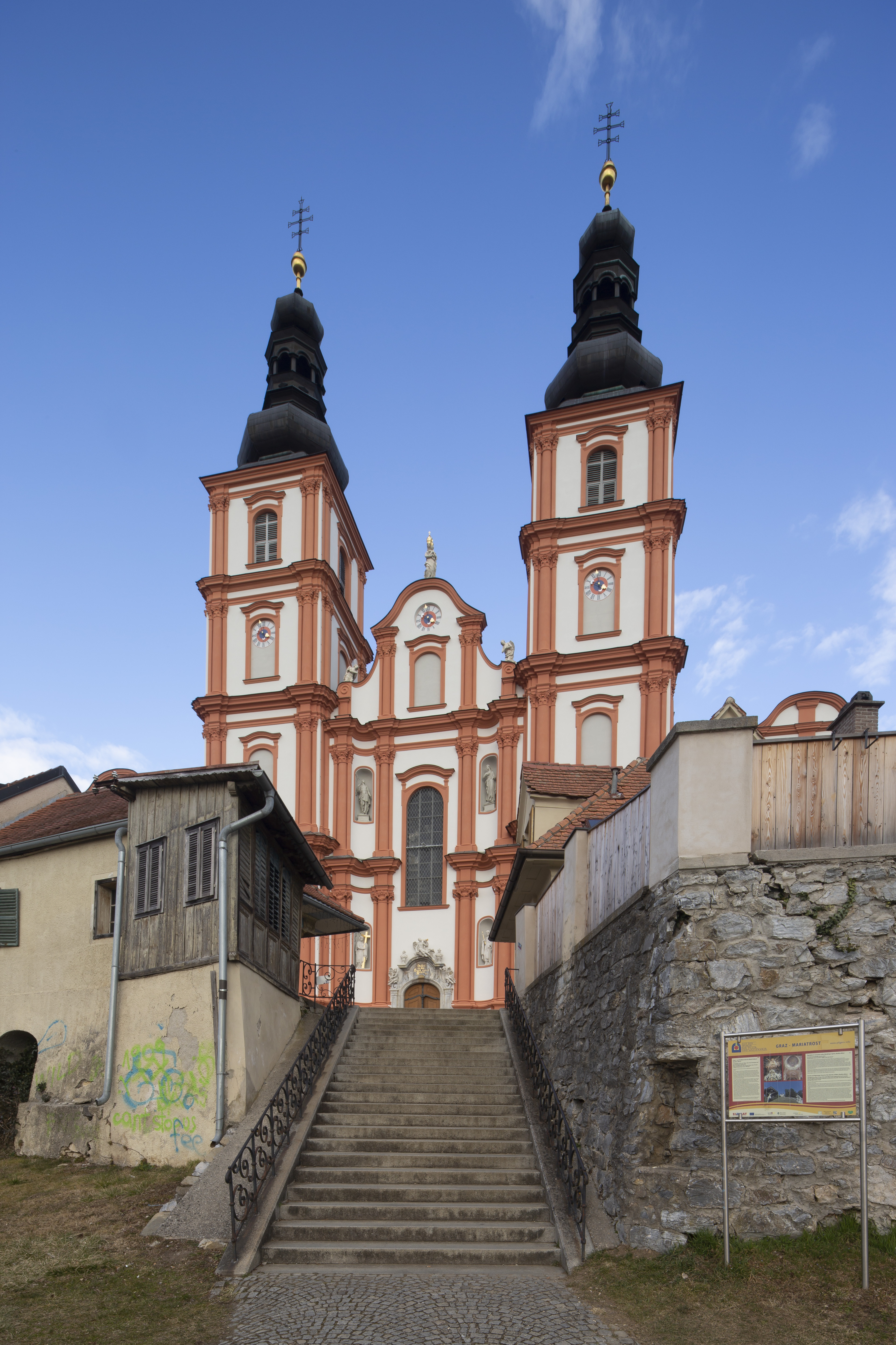 Stiege, die zur Kirche führt, die im Hintergrund zu sehen ist.