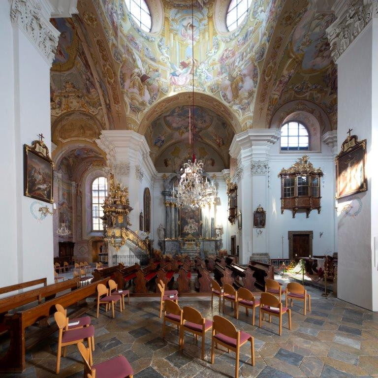 Kircheninneres mit Blick in Seitenschiff