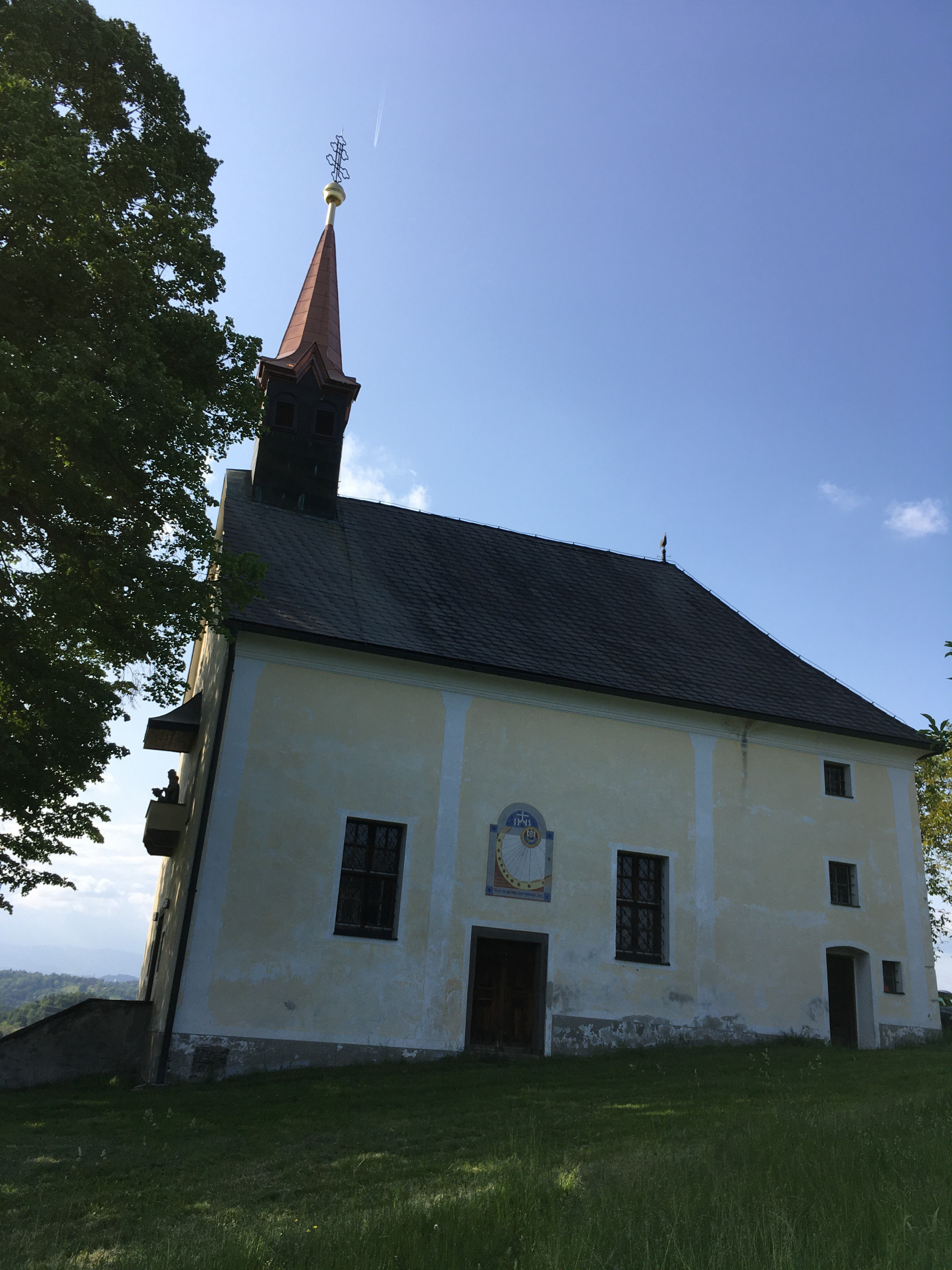 Kirche hinter Bäumen