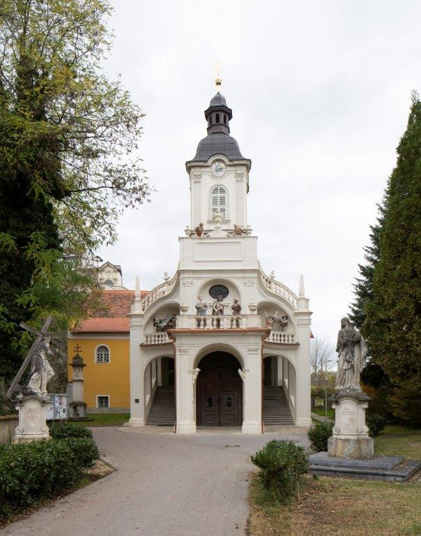 Kirche mit Eingangssituation