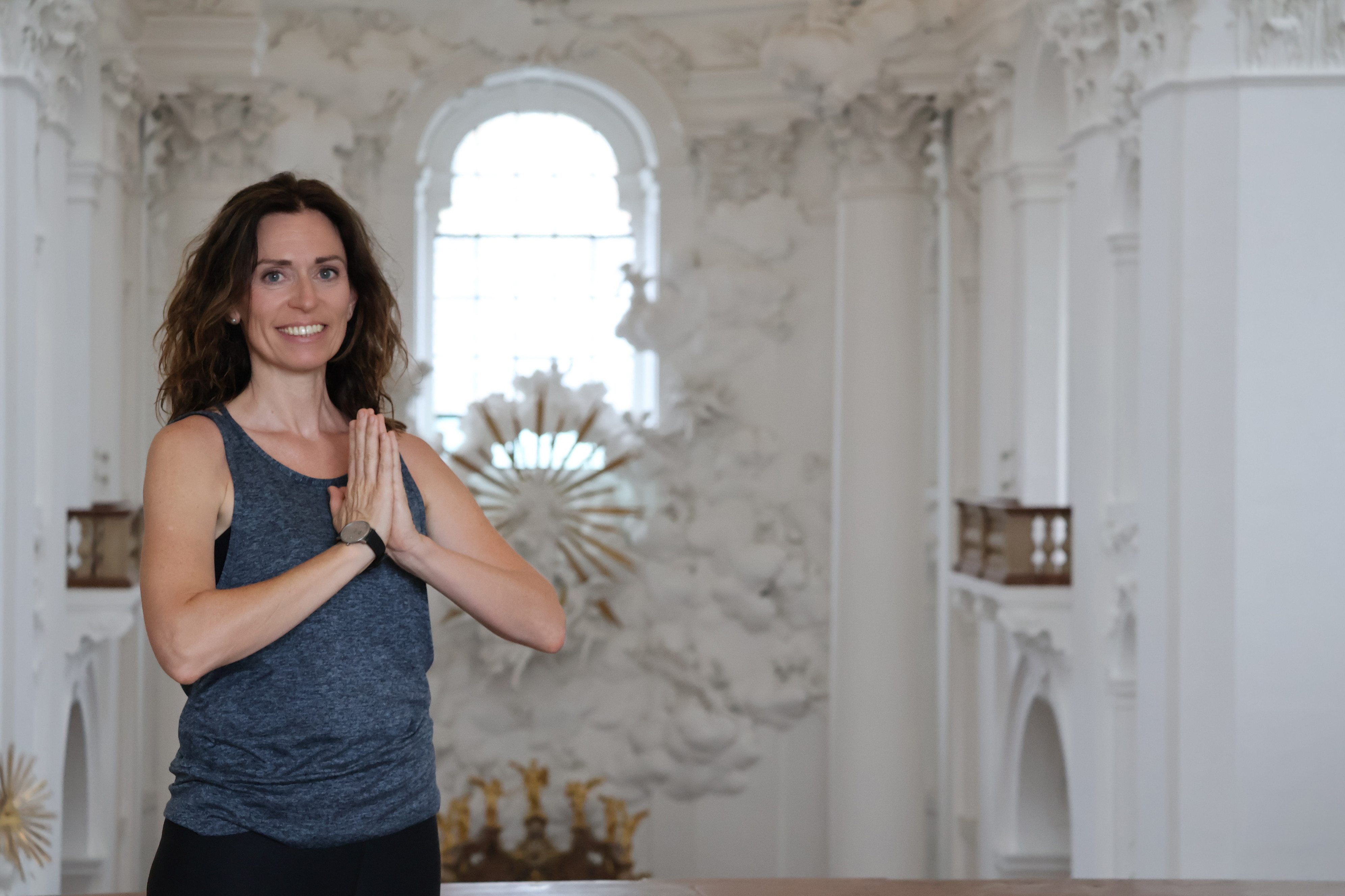 Yoga-Lehrerin Martina C. Trummer auf der Empore der Kollegienkirche