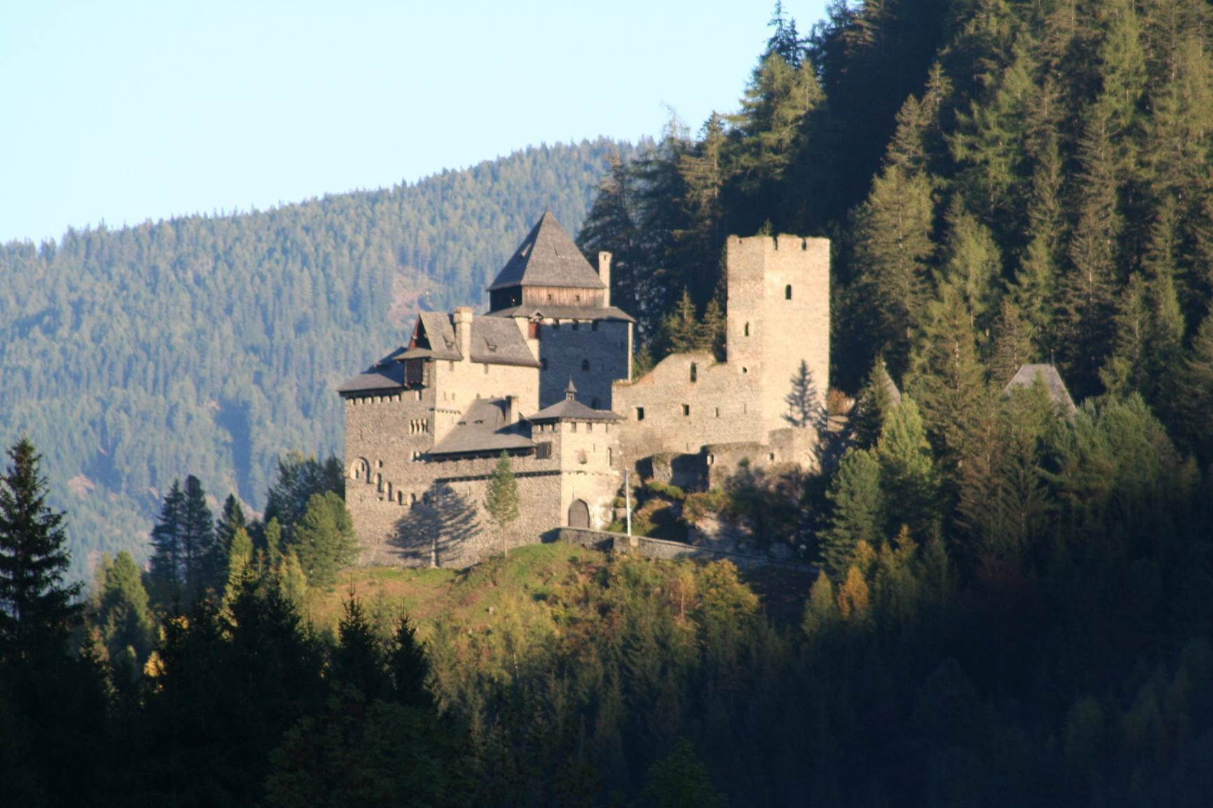 Der Blick vom Tal zu Burg Finstergrün