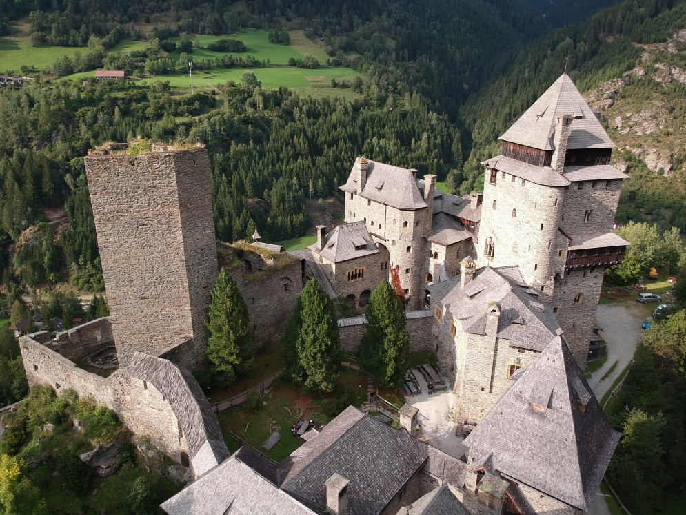 Burg Finstergrün aus der Turmfalken-Perspektive